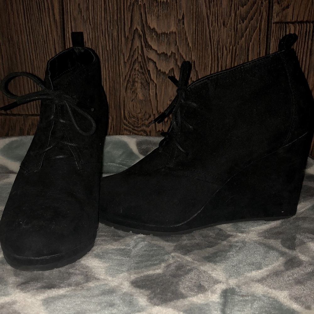 Black Wedges